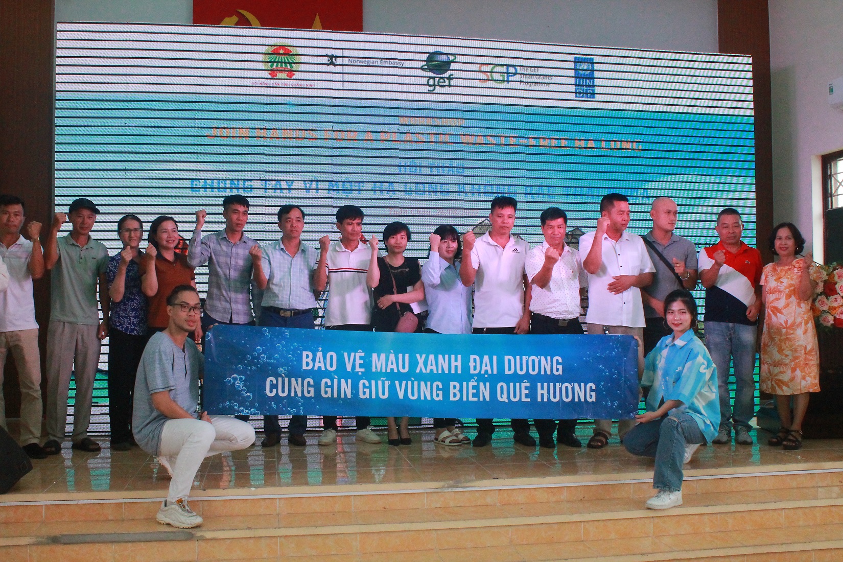 Các chủ tàu du lịch ở Vịnh Hạ Long cùng cam kết không thải rác nhựa xuống biển.