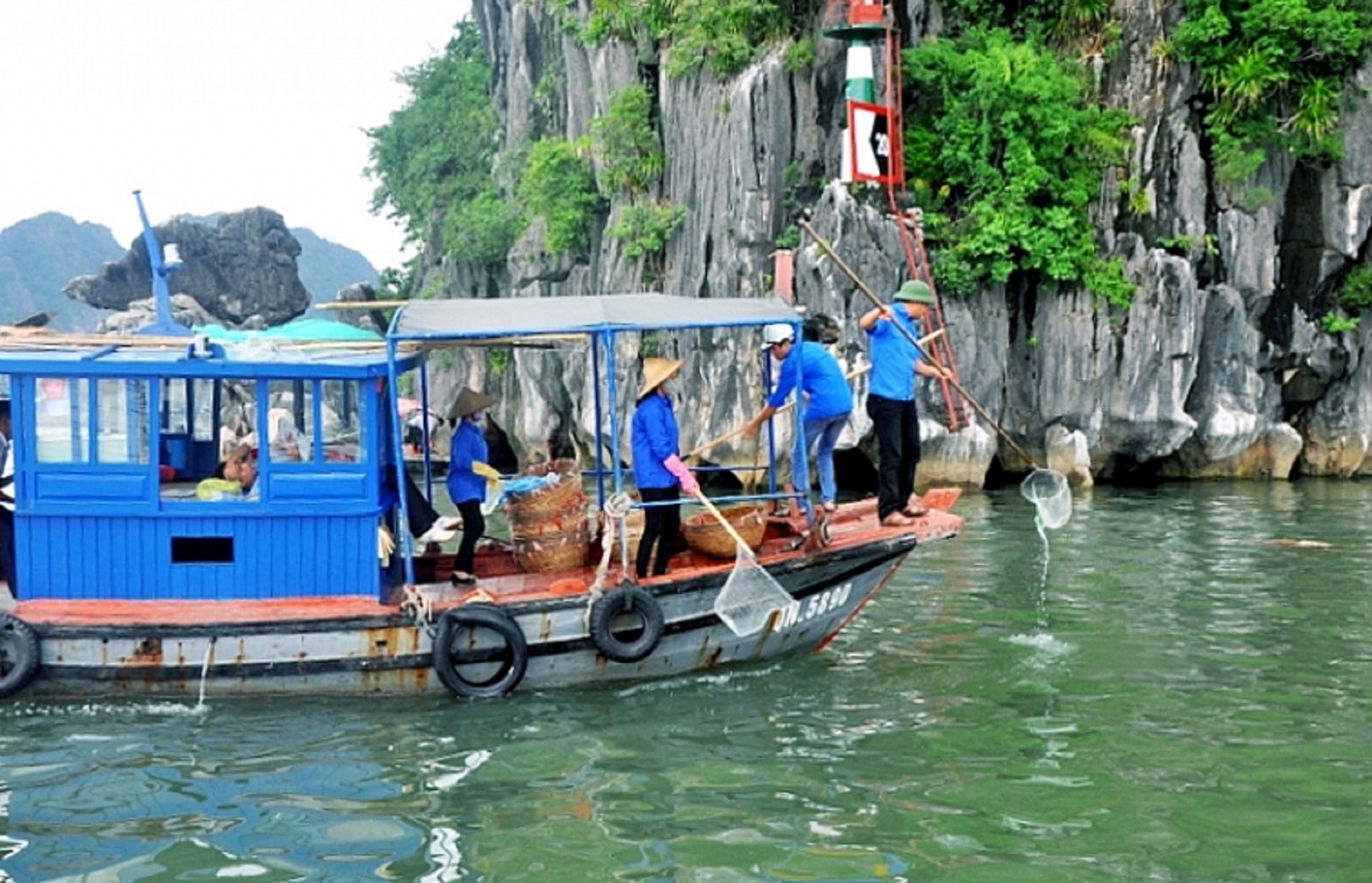 Thu gom rác thải nhựa trên Vịnh Hạ Long.