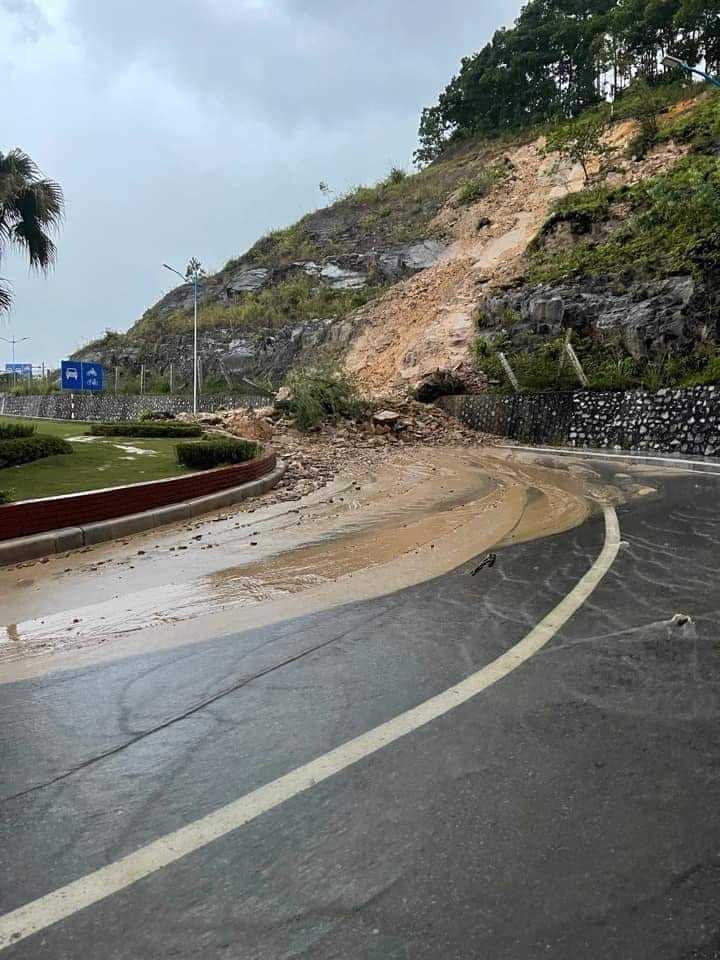 Sạt lở trên lối lên cầu Bãi Cháy, Quảng Ninh