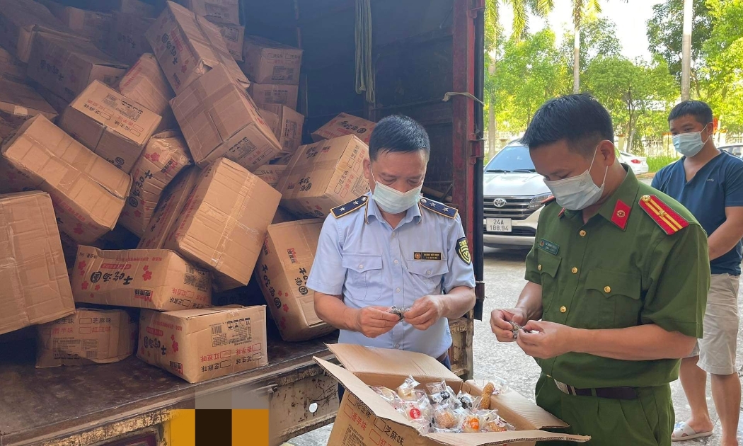 Cơ quan chức năng tỉnh Lào Cai phát hiện hàng vạn chiếc bánh dẻo không rõ nguồn gốc