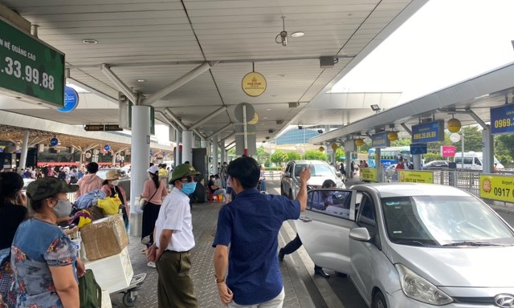 Tình trạng lộn xộn, chèo kéo khách ở khu vực sân bay Tân Sơn Nhất diễn ra trong suốt thời gian dài...