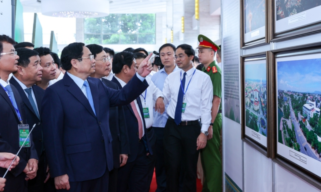Thủ tướng Phạm Minh Chính, Phó Thủ tướng Thường trực Chính phủ Phạm Bình Minh cùng các đại biểu tham quan triển lãm ảnh “Trung du, miền núi: Tiềm năng-Cơ hội”... - Ảnh: VGP/Nhật Bắc.