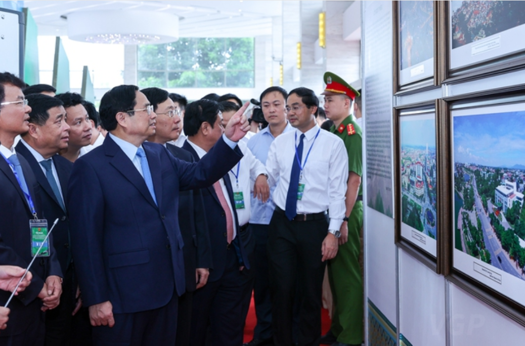 Thủ tướng Phạm Minh Chính, Phó Thủ tướng Thường trực Chính phủ Phạm Bình Minh cùng các đại biểu tham quan triển lãm ảnh “Trung du, miền núi: Tiềm năng-Cơ hội”... - Ảnh: VGP/Nhật Bắc.