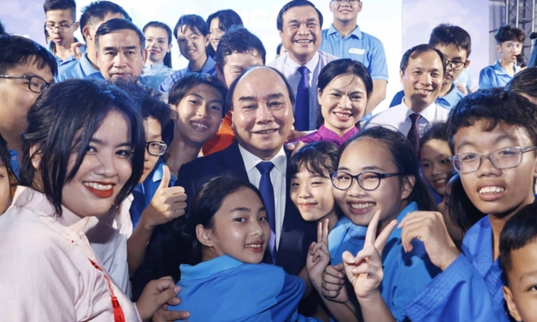 Chủ tịch nước Nguyễn Xuân Phúc với các em học sinh của Trường Tiểu học, THCS, THPT Hy Vọng