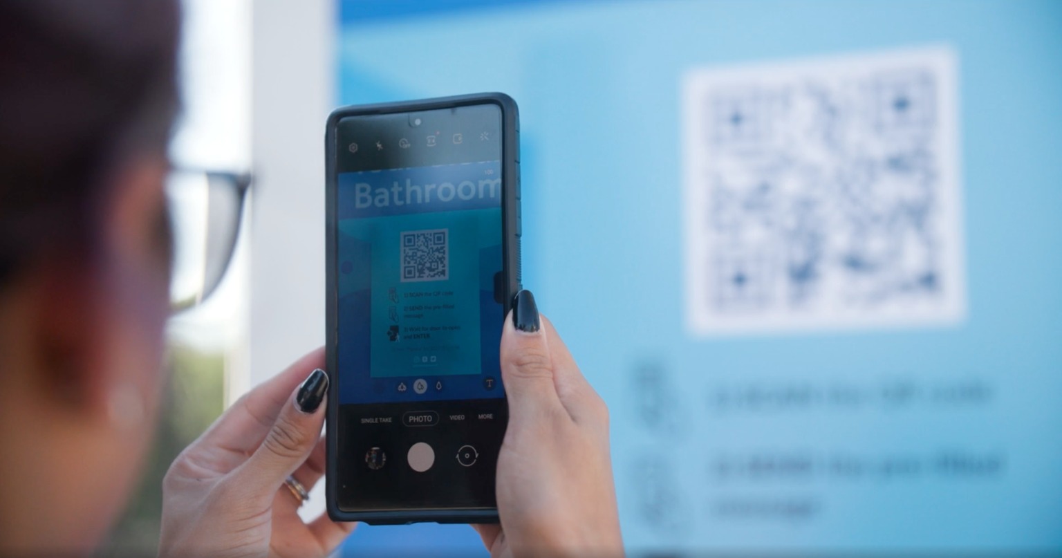 Để v&agrave;o được Throne, người d&ugrave;ng sẽ qu&eacute;t m&atilde; QR.