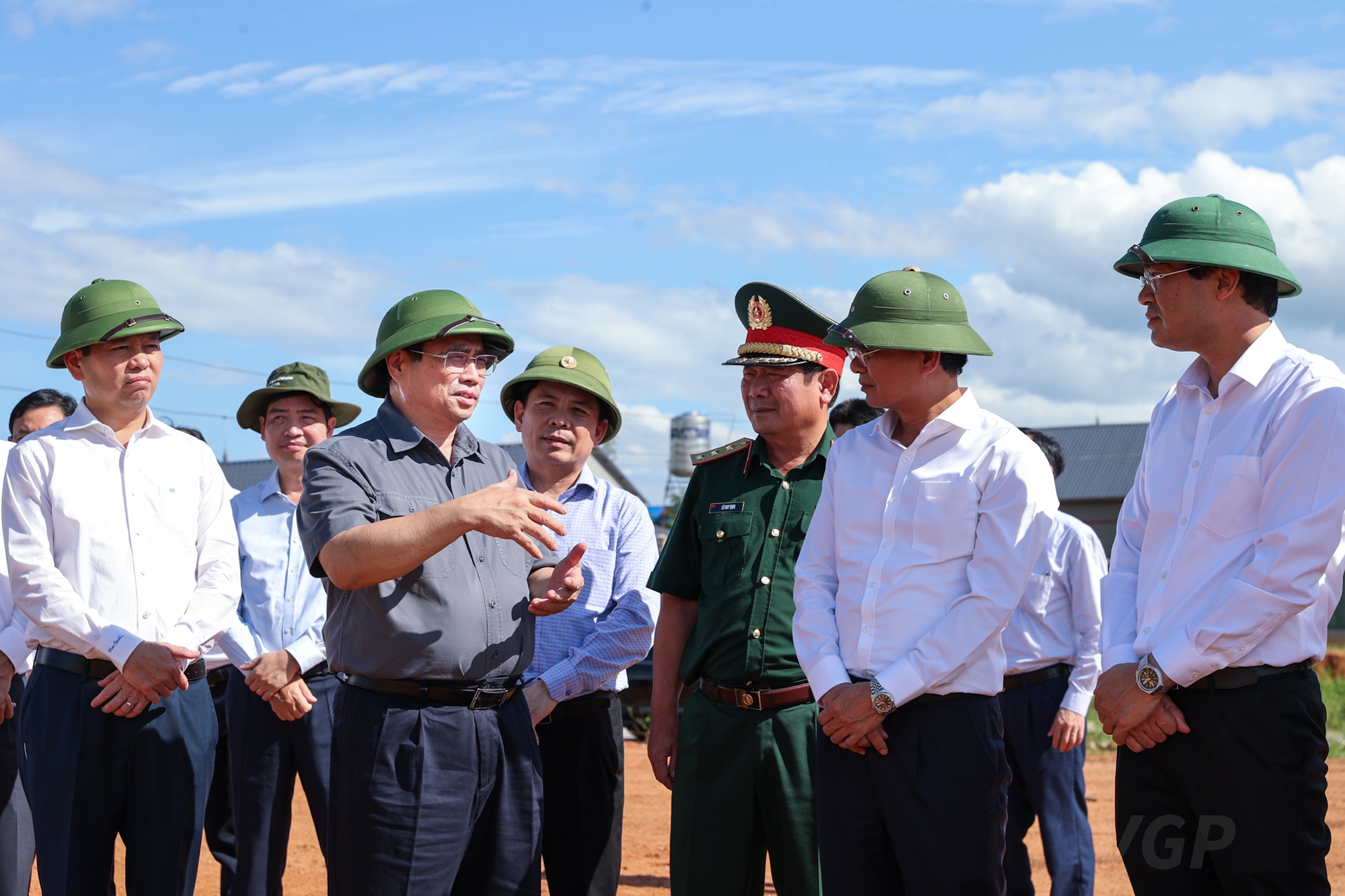 Thủ tướng trao đổi với các đơn vị liên quan tại buổi kiểm tra dự án sân bay Sa Pa - Ảnh: VGP