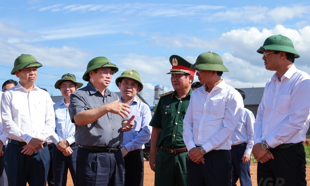 Thủ tướng trao đổi với các đơn vị liên quan tại buổi kiểm tra dự án sân bay Sa Pa - Ảnh: VGP