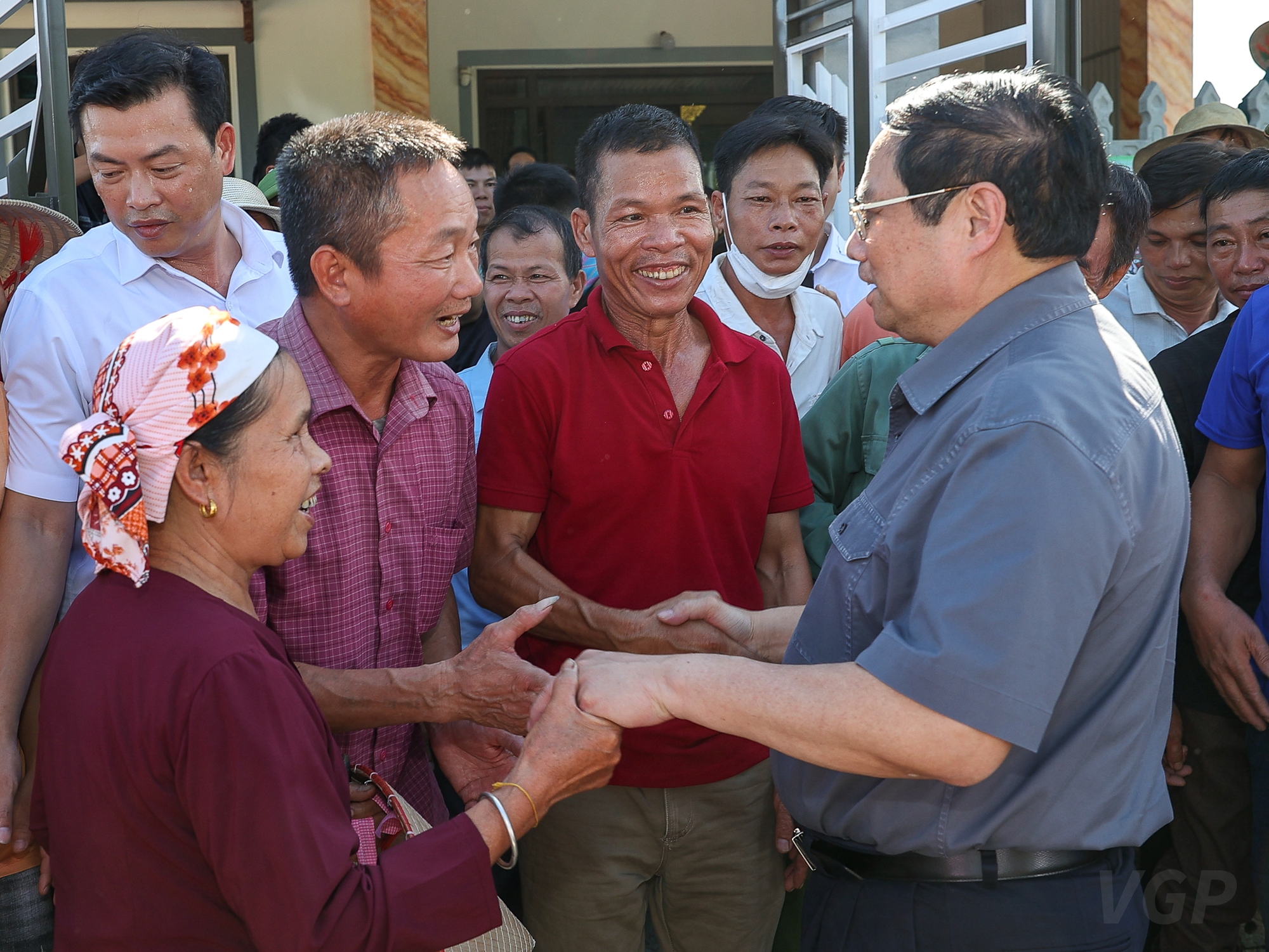 Thủ tướng thăm hỏi đời sống, động vi&ecirc;n c&aacute;c hộ gia đ&igrave;nh nhường mặt bằng cho dự &aacute;n - Ảnh: VGP