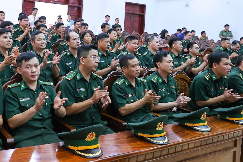 Cán bộ, chiến sĩ Bộ đội Biên phòng Lào Cai tại cuộc gặp. Ảnh: VGP