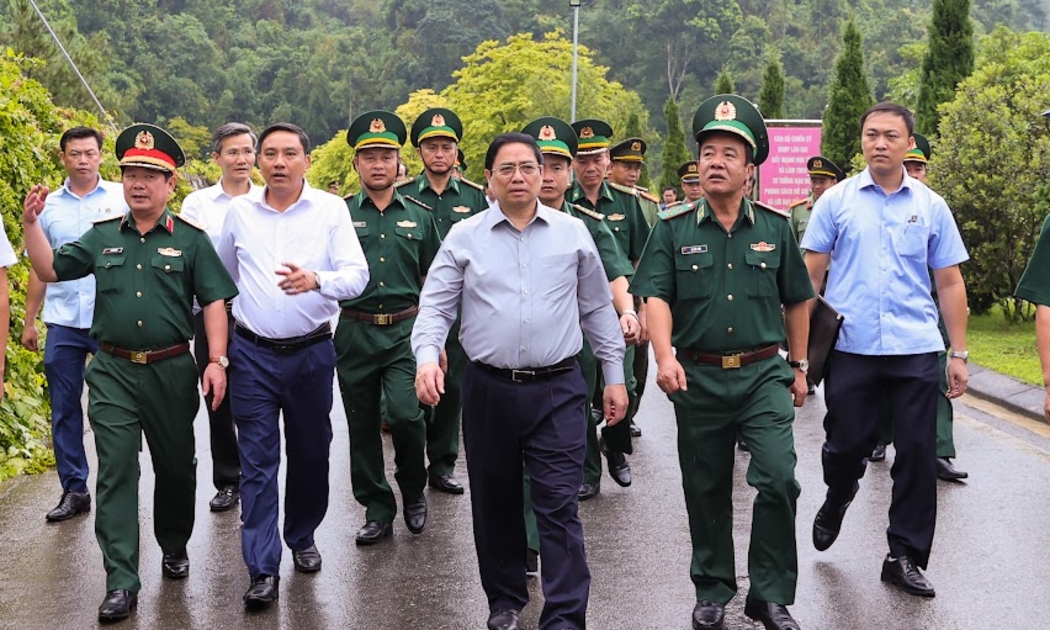 Thủ tướng Phạm Minh Chính và đoàn công tác tới thăm, động viên cán bộ, chiến sĩ Bộ đội Biên phòng tỉnh Lào Cai - Ảnh: VGP