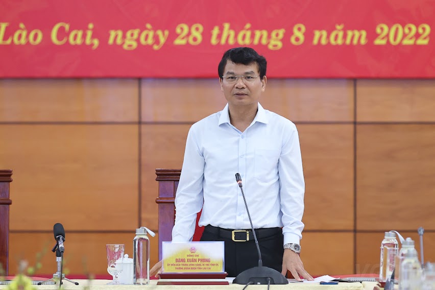Bí thư Tỉnh ủy Lào Cai, Trưởng đoàn Đại biểu Quốc hội tỉnh Lào Cai Đặng Xuân Phong báo cáo tình hình kinh tế - xã hội của tỉnh tại cuộc làm việc. Ảnh: VGP