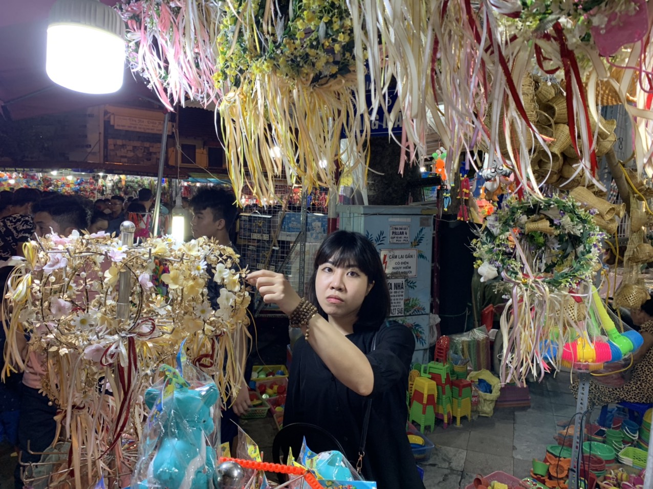 Những mặt hàng bày bán tại đây luôn đa dạng, phong phú khiến không chỉ trẻ em mà ngay cả người lớn cũng thích thú. Trong ảnh là cửa hàng bày bán các loại vòng nguyệt quế được kết bằng hoa giả...