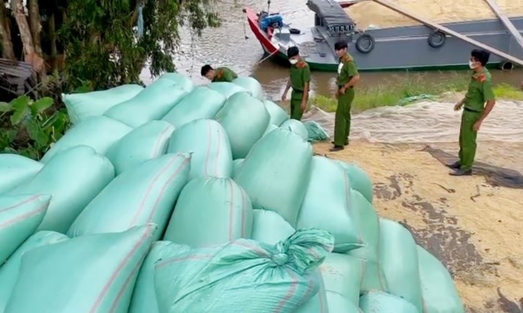 Lực lượng chức năng thu giữ tang vật