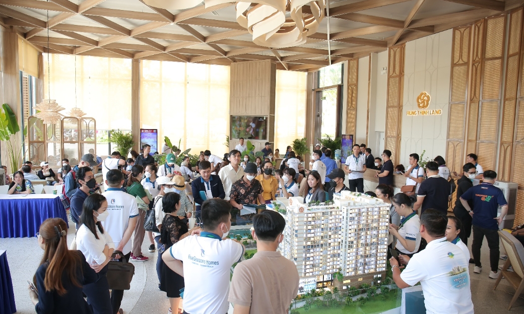 Nhiều khách hàng bao gồm các gia đình và nhà đầu tư quan tâm tìm hiểu căn hộ nghỉ dưỡng tại trung tâm Vũng Tàu.