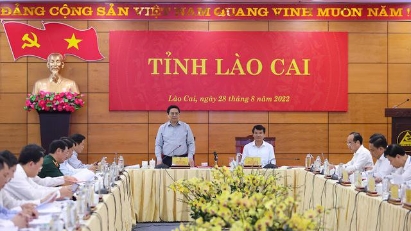 PM meets with leaders of Lao Cai province