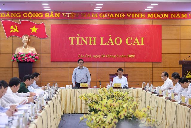 PM meets with leaders of Lao Cai province