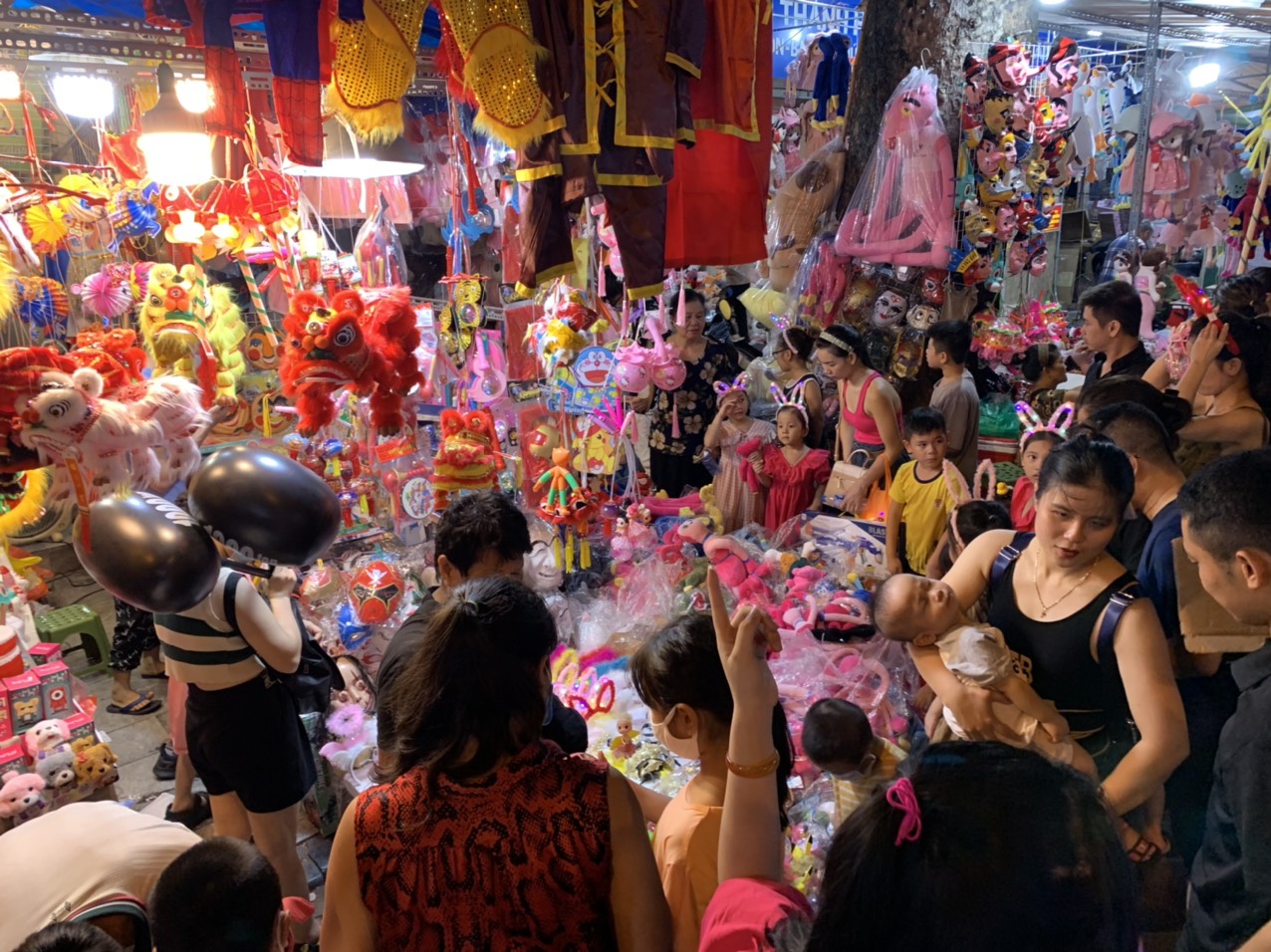 Những m&oacute;n đồ chơi sặc sỡ, nhiều m&agrave;u sắc được b&agrave;y b&aacute;n tại đ&acirc;y lu&ocirc;n thu h&uacute;t đ&ocirc;ng kh&aacute;ch h&agrave;ng nhỏ tuổi. Tuy nhi&ecirc;n với nhiều người lớn th&igrave; việc di chuyển qua đ&acirc;y rất vất vả v&igrave; phố nhỏ, n&oacute;ng bức v&agrave; chật chội.&nbsp;