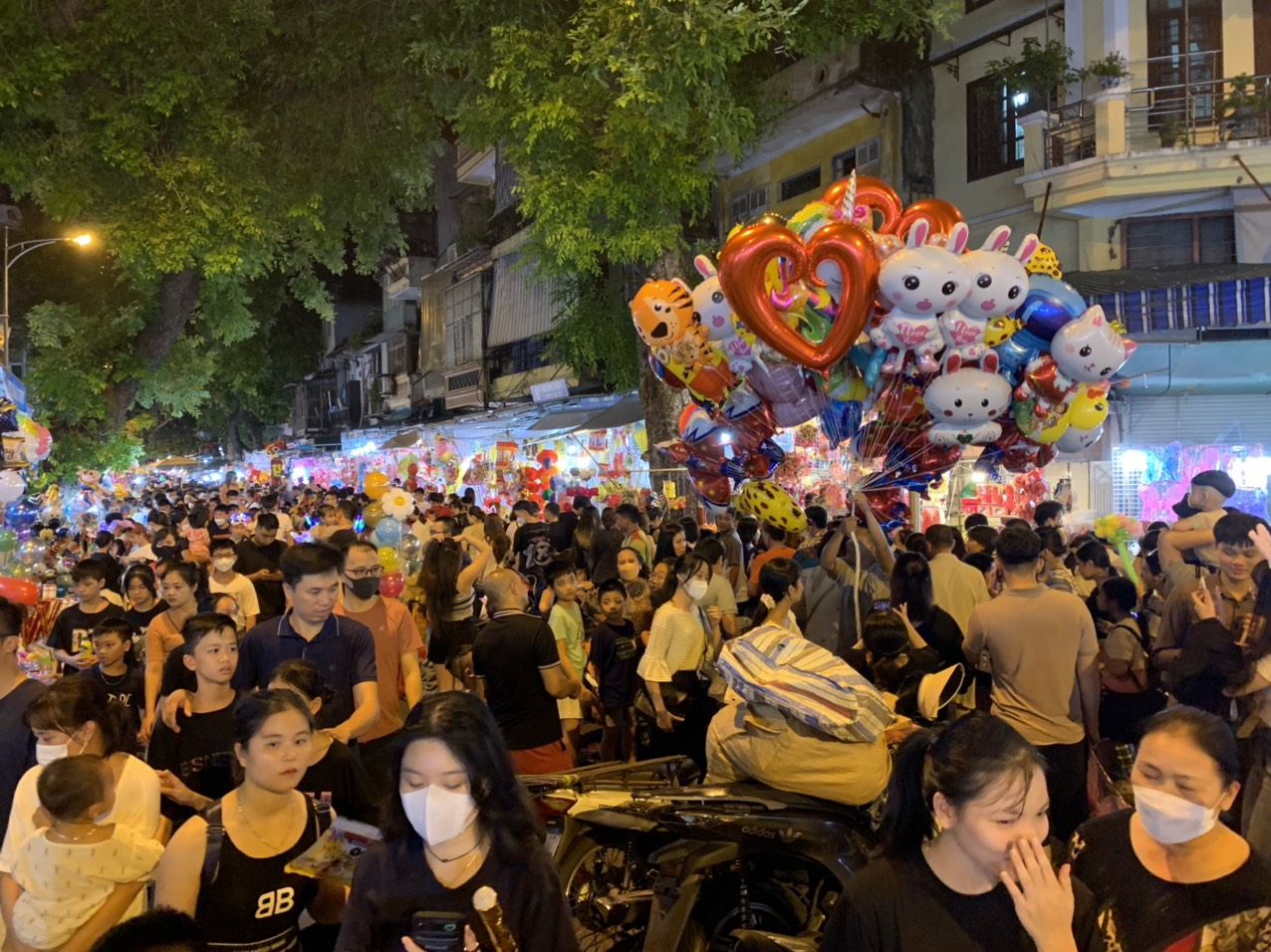 Phố Hàng Mã trong các tối cuối tuần gần như không còn chỗ trống. Người dân chen nhau đi bát phố và mua sắm những món đồ chơi cho trẻ nhỏ. 