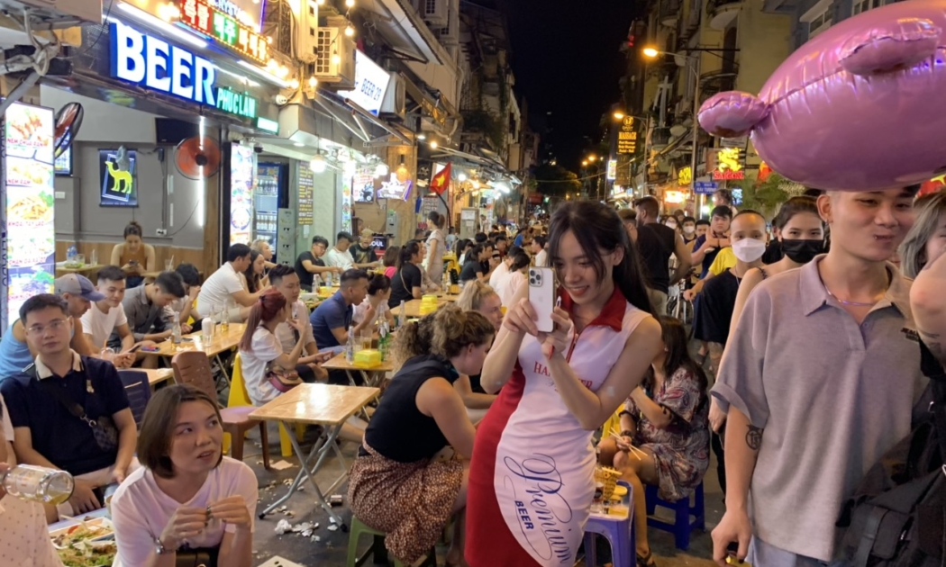 Khu phố Tạ Hiện gần như không còn chỗ trống trong đêm cuối tuần