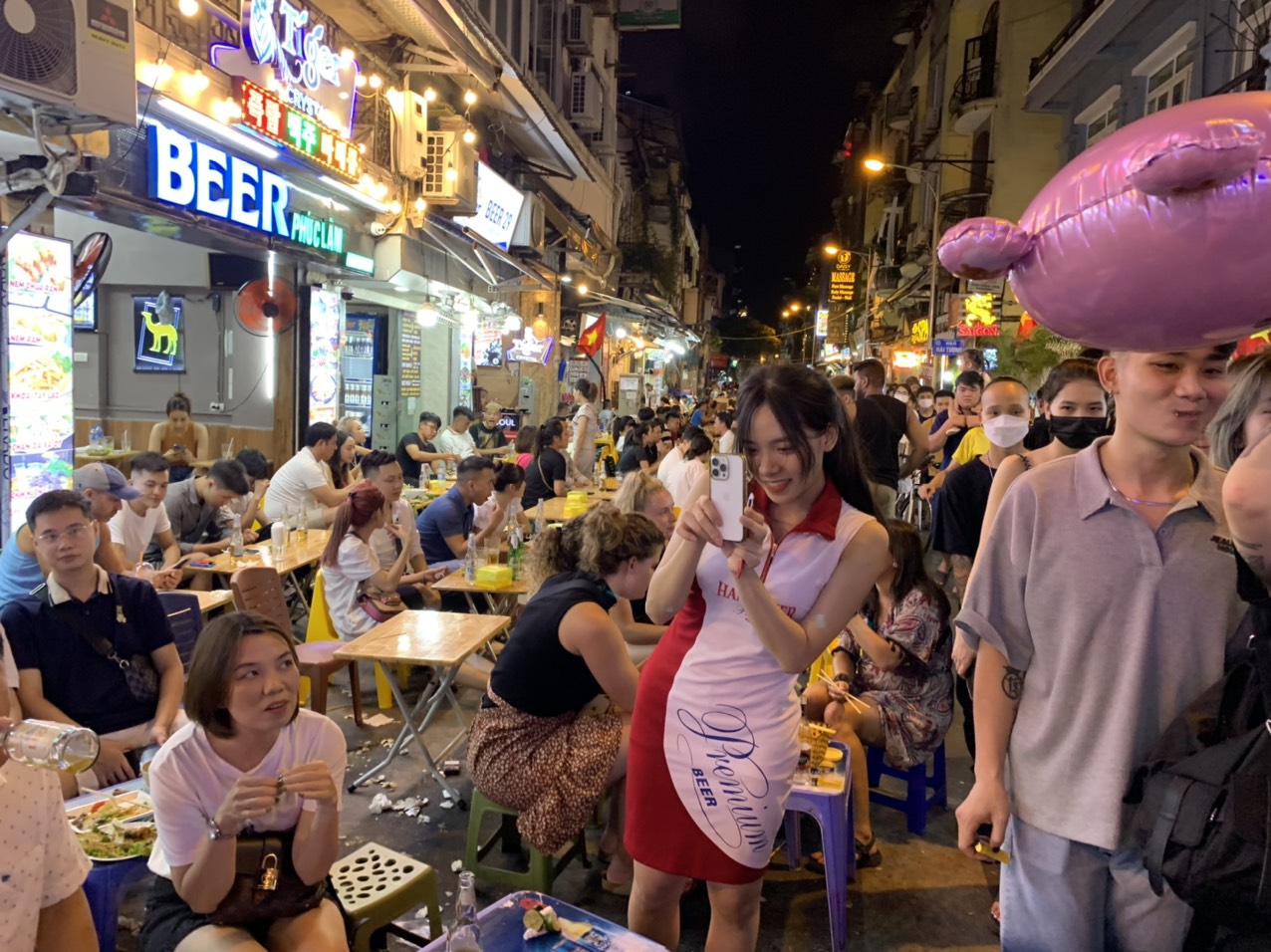 Khu phố Tạ Hiện gần như không còn chỗ trống trong đêm cuối tuần