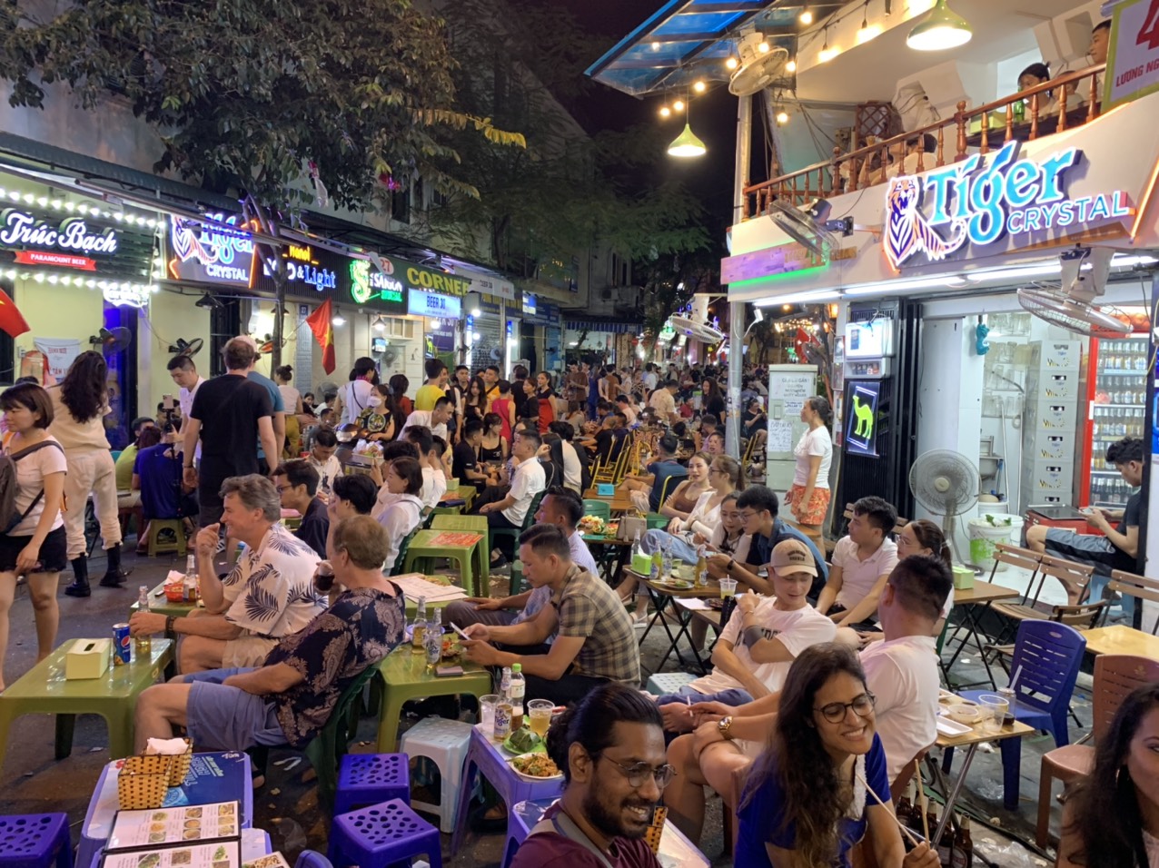 Ở khu vực phố Tạ Hiện, người dân đã quen với cảnh hàng quán tràn ra lòng đường. Năm nay, khách quốc tế đã quay trở lại mỗi ngày một đông hơn ở phố cổ Hà Nội. Tuyến phố này cũng thường xuyên 