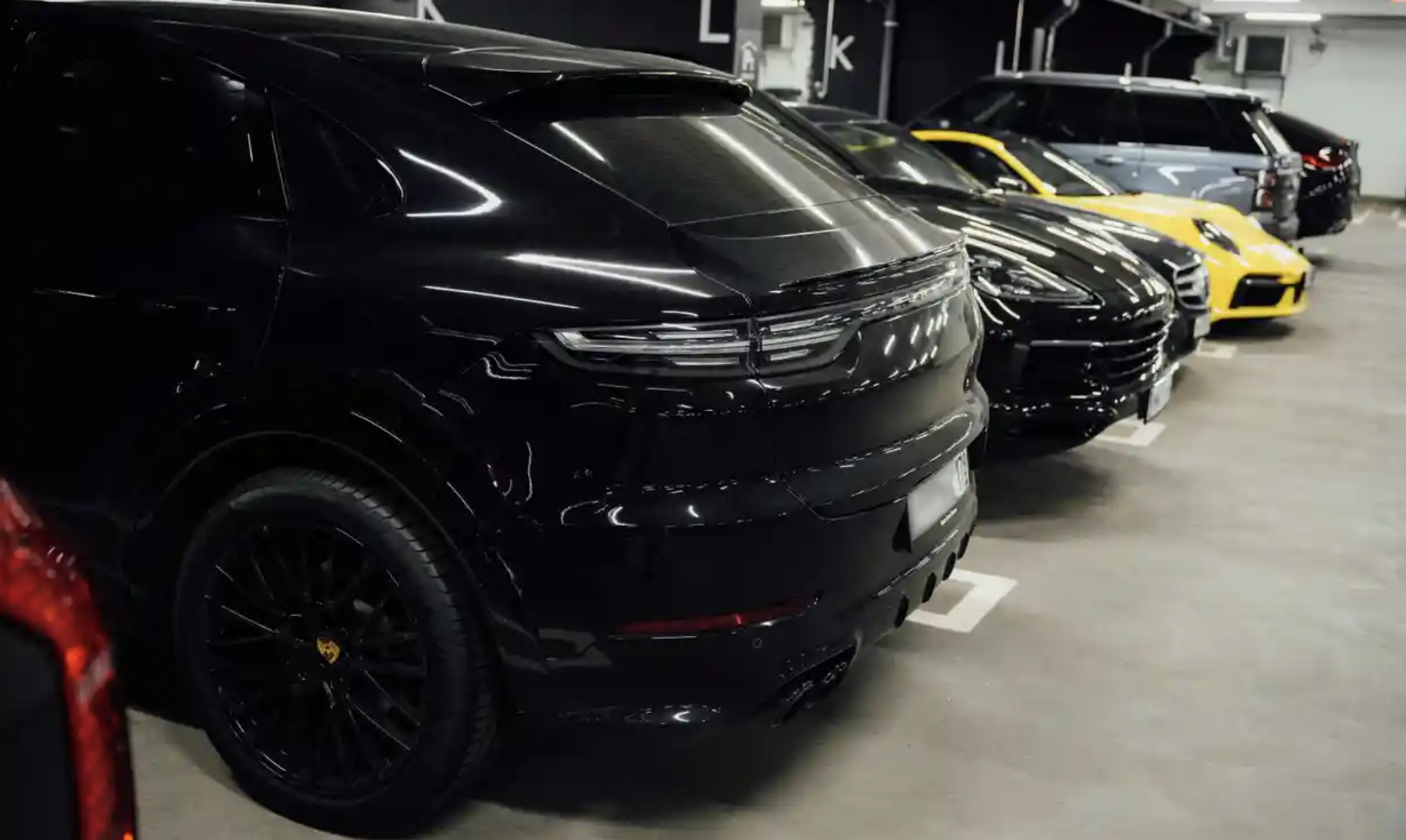 Xe sang mang biển số Nga trong b&atilde;i đỗ xe ở s&acirc;n bay Helsinki - Ảnh: Getty/Guardian.