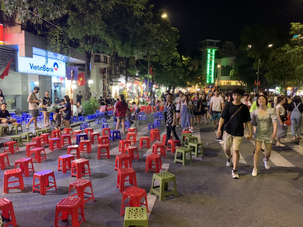 Do lượng người tới phố cổ quá đông nên lực lượng chức năng gần như không bao quát được hết. Trên phố Đinh Tiên Hoàng, nhiều hộ dân 