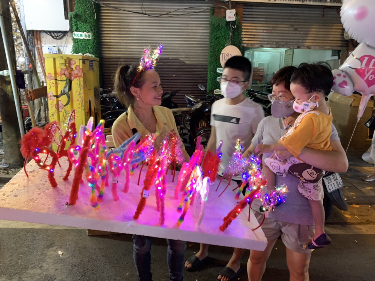 Nhiều người bán hàng rong cho biết rất phấn khởi vì phố cổ đã 