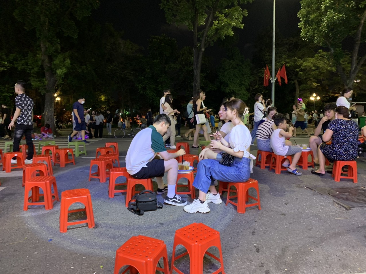 Việc bày bàn, ghế nhựa lấn chiếm phần lớn lòng đường nhưng hầu như không bị các đơn vị quản lý phố đi bộ nhắc nhở, xử lý...