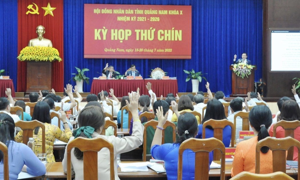 Các địa biểu HĐND tỉnh biểu quyết tại kỳ họp thứ 9, HĐND tỉnh Quảng Nam khóa X, nhiệm kỳ 2021-2026.
