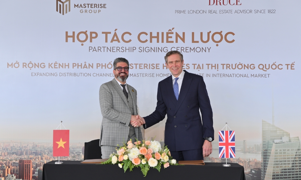 Ông Gibran Bukhari, Giám đốc khối Kinh doanh Masterise Homes và ông Robert Bartlett, Tổng giám đốc Druce Toàn cầu tham gia ký kết hợp tác chiến lược.
