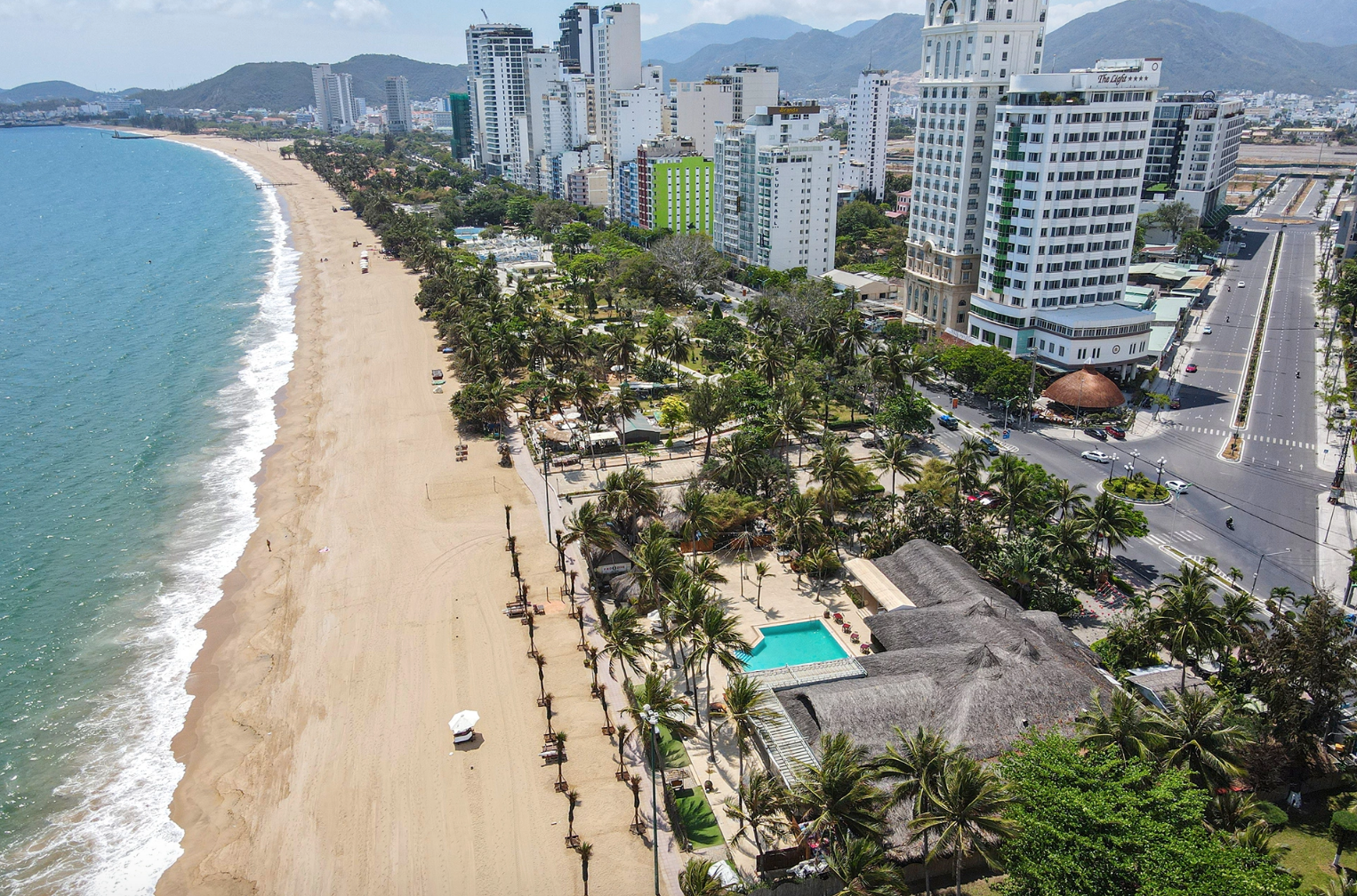 Nhiều dự án chắn biển nằm phía Đông đường Trần Phú, TP. Nha Trang, tỉnh Khánh Hoà sẽ được di dời.