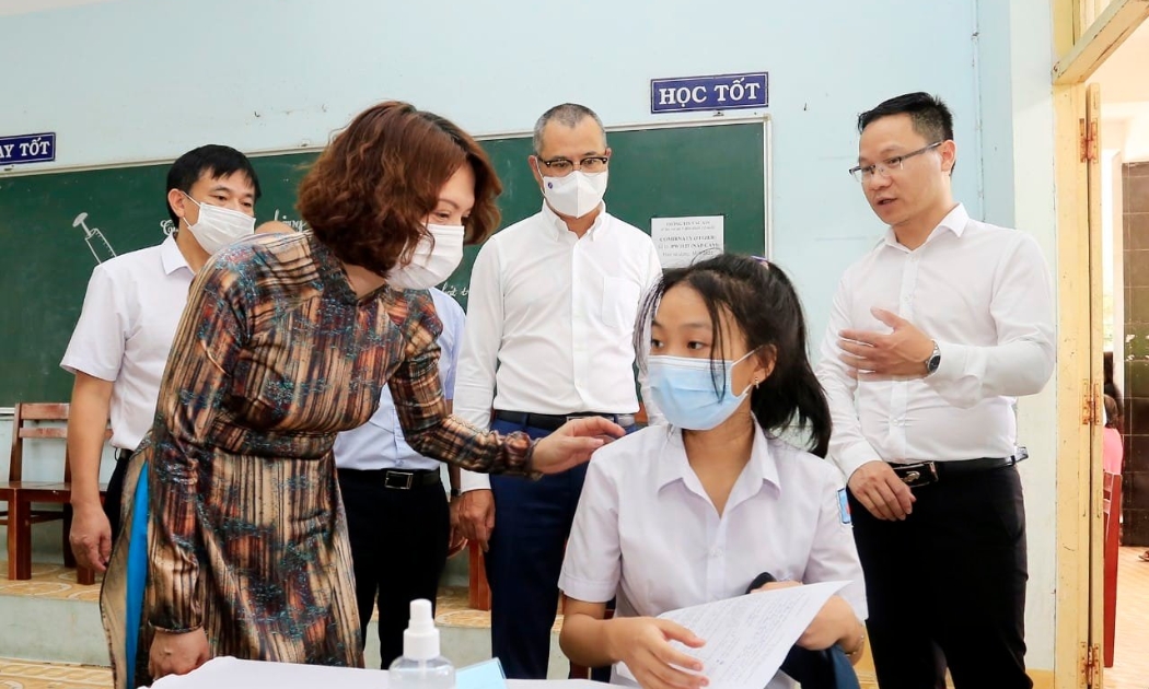 Thứ trưởng Bộ Y tế Nguyễn Thị Liên Hương động viên các em học sinh tại buổi tiêm chủng. Ảnh - Bộ Y tế. 