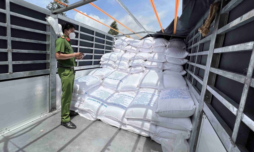 Lực lượng chức năng tỉnh Long An kiểm tra tang vật vụ buôn lậu 209 tấn đường cát