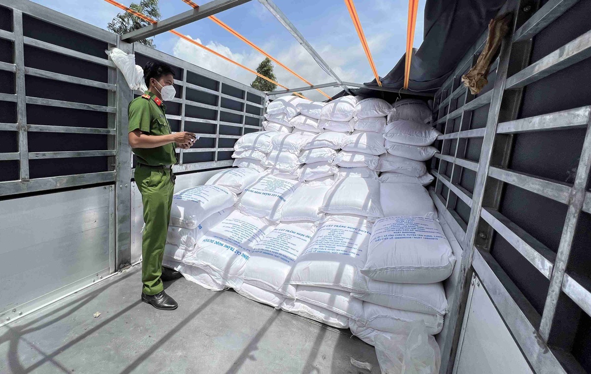 Lực lượng chức năng tỉnh Long An kiểm tra tang vật vụ buôn lậu 209 tấn đường cát
