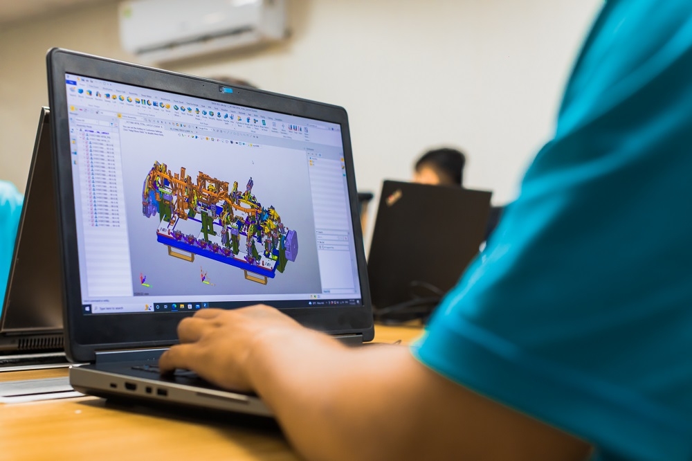 Một kỹ sư của VNAS l&agrave;m việc tr&ecirc;n một m&ocirc; h&igrave;nh đồ g&aacute; h&agrave;n tự động bằng ZW3D