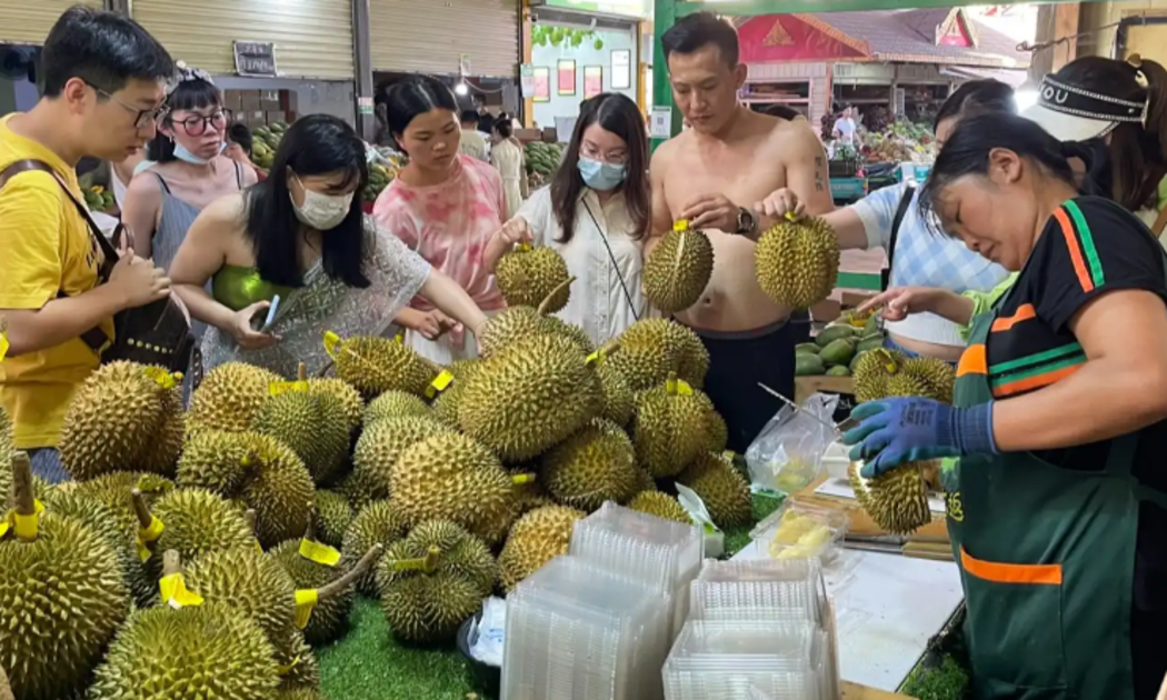 Chợ đầu mối hoa quả tại Tây Song Bản Nạp thuộc tỉnh Vân Nam (Trung Quốc) - Ảnh: Nikkei Asia