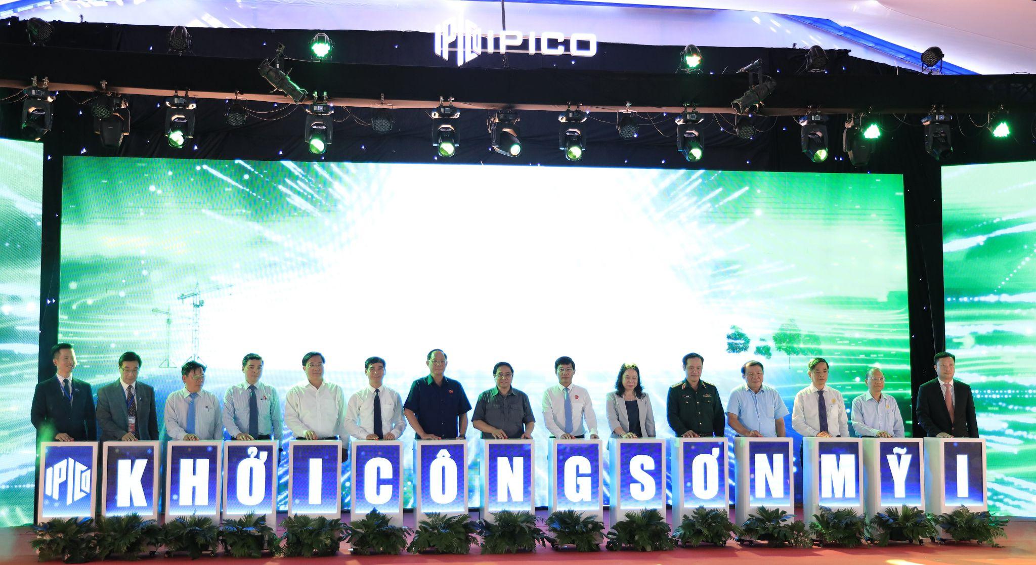 Thủ tướng Chính phủ Phạm Minh Chính và các lãnh đạo thực hiện nghi thức khởi công xây dựng khu công nghiệp Sơn Mỹ I.
