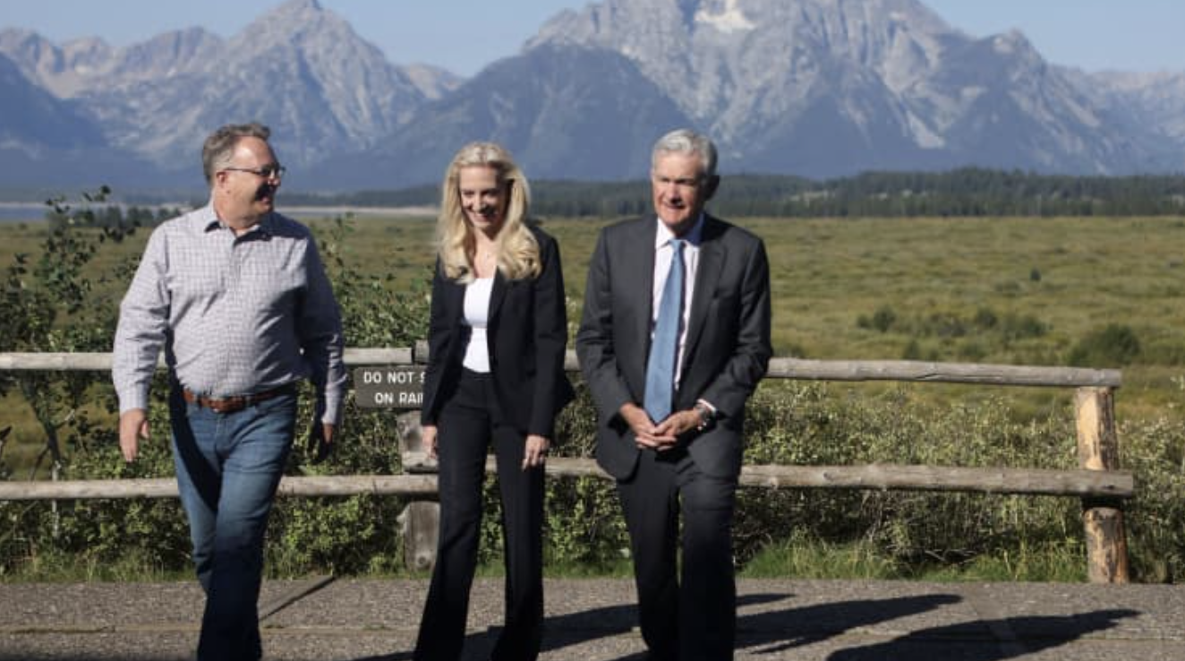 Từ trái qua: ông John C. Williams, Chủ tịch Fed chi nhánh New York; bà Lael Brainard, Phó chủ tịch Fed; và ông Jerome Powell, Chủ tịch Fed tại khu nghỉ dưỡng Jackson Hole, bang Wyoming trong dịp hội nghị thường niên của Fed hôm 26/8 - Ảnh: Reuters.