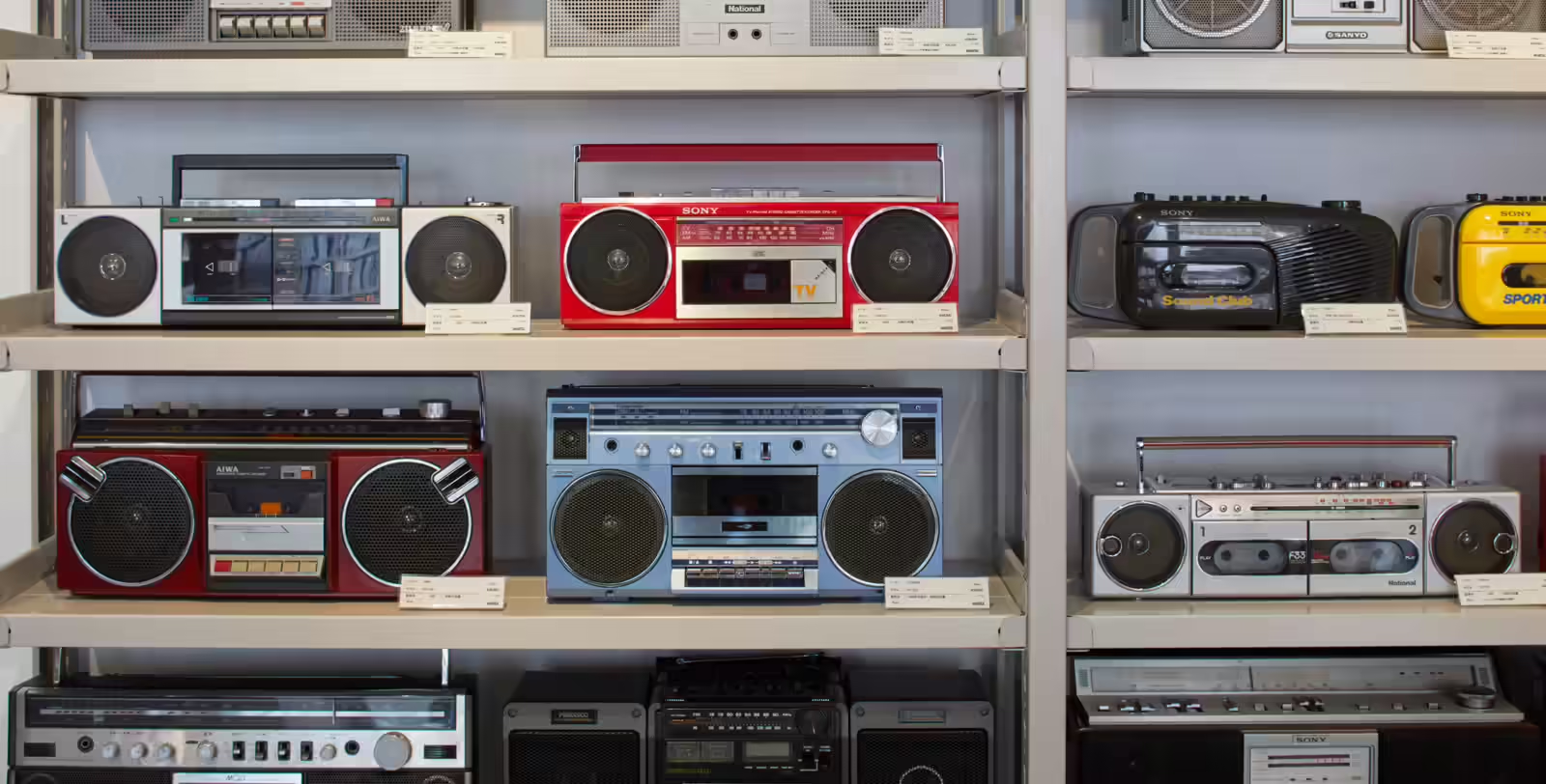 Tại Nhật Bản, nhiều mẫu m&aacute;y cassette đời mới đến cũ cũng đang c&oacute; gi&aacute; đắt gấp 2 - 5 lần do nhu cầu người d&ugrave;ng tăng trở lại.