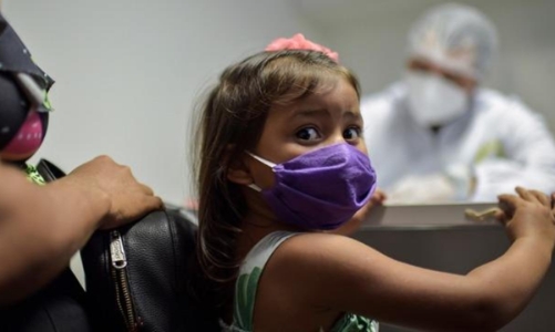 Khàn giọng và khó thở có thể là triệu chứng mắc Covid-19 ở trẻ em