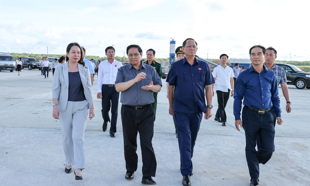 Thủ tướng Phạm Minh Chính kiểm tra và đoàn kiểm tra tới dự án xây dựng Cảng hàng không Phan Thiết chiều 30/8- Ảnh: VGP