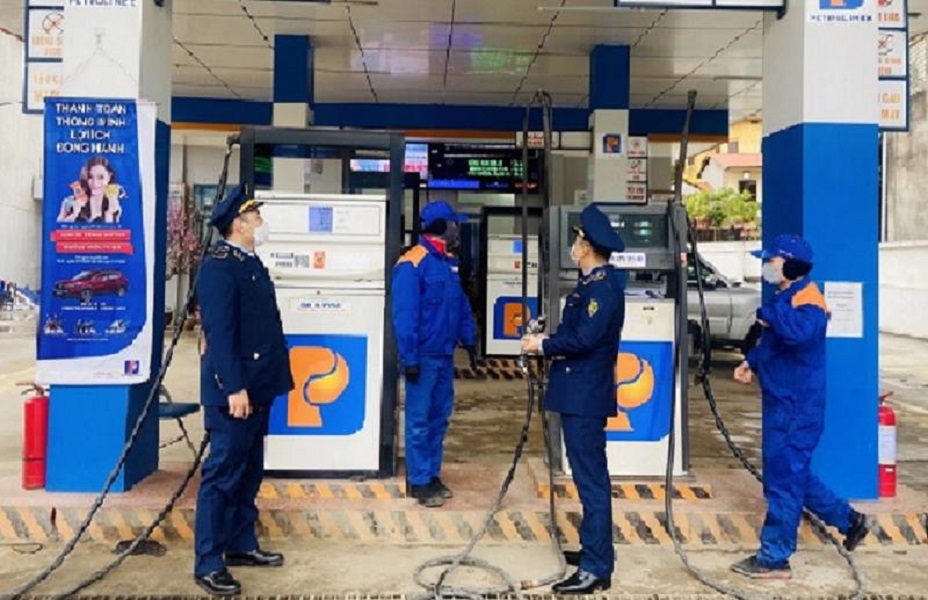 Giám sát chặt chẽ việc bán xăng dầu tại các cửa hàng bán lẻ xăng dầu có biểu hiện vi phạm.