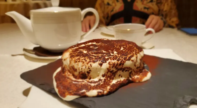 B&aacute;nh sầu ri&ecirc;ng đ&atilde; trở th&agrave;nh m&oacute;n ăn phổ biến trong thực đơn tại c&aacute;c nh&agrave; h&agrave;ng cao cấp ở Trung Quốc. Cả lớp kem b&ecirc;n ngo&agrave;i v&agrave; b&ecirc;n trong b&aacute;nh đều l&agrave;m từ sầu ri&ecirc;ng - Ảnh: Nikkei Asia