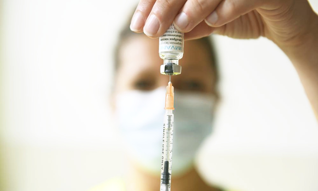 Nhân viên y tế chuẩn bị liều vaccine bệnh đậu mùa khỉ . Ảnh: AP