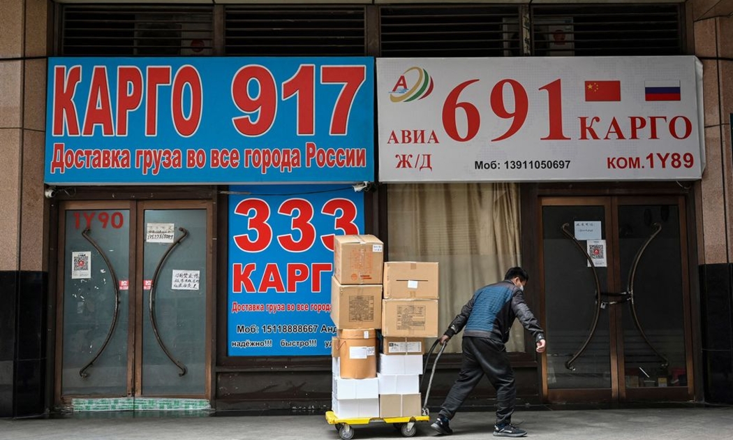 Biển quảng cáo vận chuyển hàng hóa quốc tế đến Nga ở Bắc Kinh, Trung Quốc - Ảnh: AFP/Getty Images