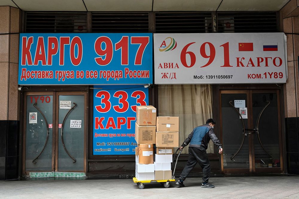 Biển quảng cáo vận chuyển hàng hóa quốc tế đến Nga ở Bắc Kinh, Trung Quốc - Ảnh: AFP/Getty Images