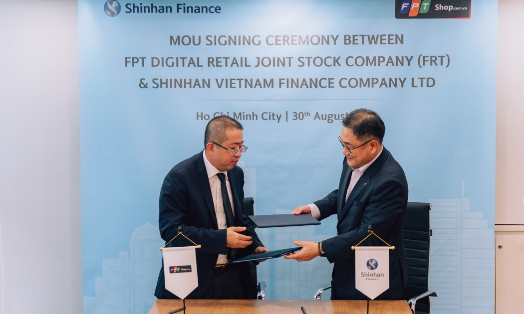 Đại diện lãnh đạo hai đơn vị, Ông Oh Tae Joon, Tổng Giám đốc Shinhan Finance và ông Nguyễn Việt Anh, Phó Tổng Giám đốc FPT Retail ký kết bản thỏa thuận hợp tác. Ảnh: TL.