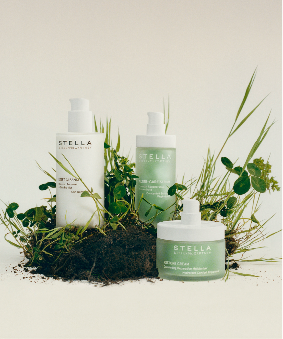 Hợp t&aacute;c với LVMH, McCartney đ&atilde; ra mắt ba sản phẩm:sở hữu c&aacute;c nguy&ecirc;n tắc thuần chay với mỗi sản phẩm đều bắt nguồn từ thi&ecirc;n nhi&ecirc;n.