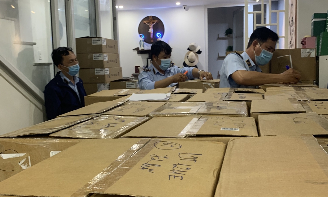 Lực lượng chức năng kiểm tra hàng hóa vi phạm tại cơ sở của ông Hoàng Đặng Quốc Phong